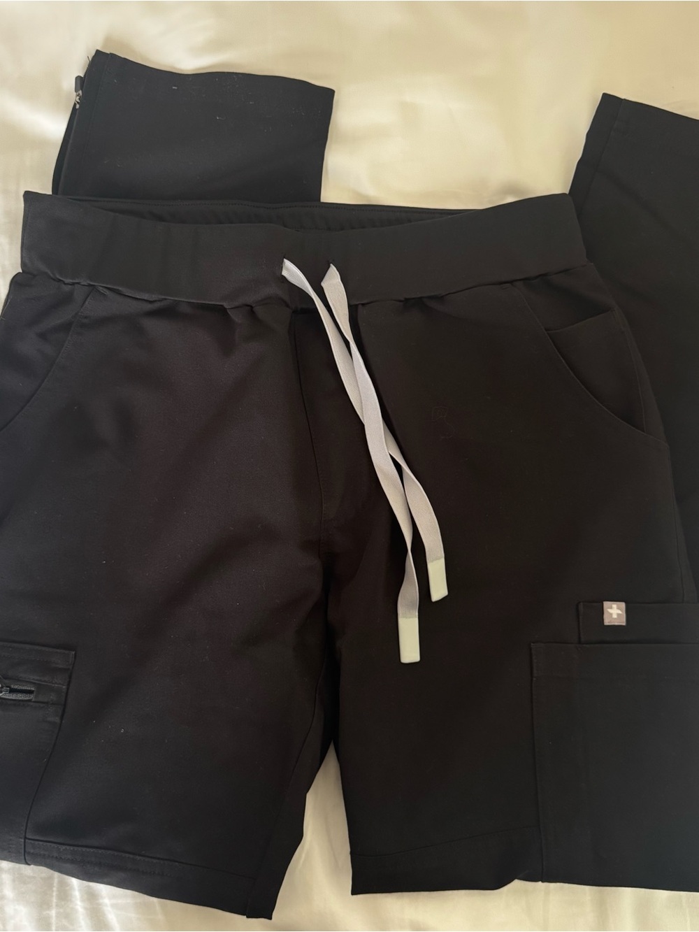 NWOT FIGS yola petite scrub pants - black